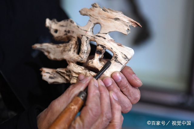 66岁农民身怀绝技,苦心钻演出根书艺术,烂树根经他手变无价之宝